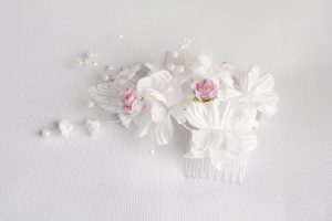 Jak wyczyścić sztuczne białe kwiaty?